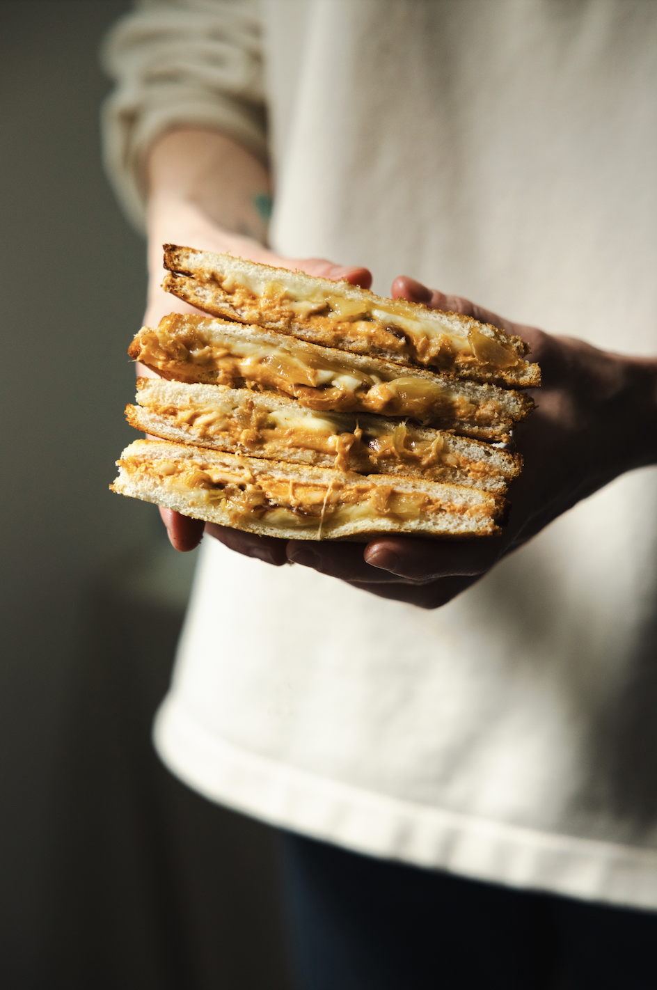 Chicken melt, grilled cheesen, pain brioché, sauce spicy cheddar, oignons caramélisés