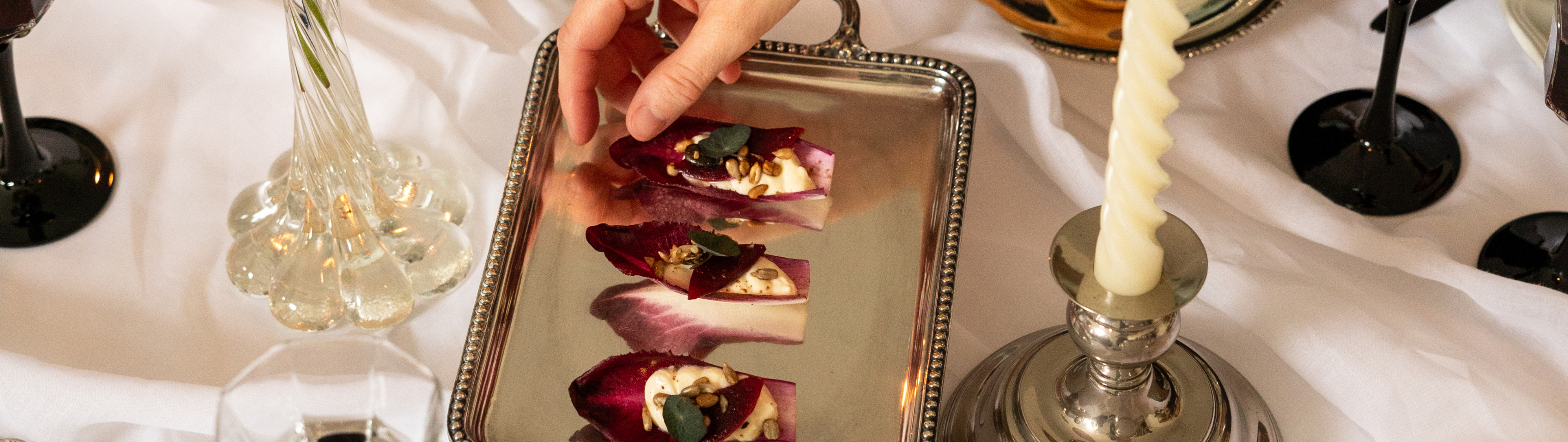 Pièce cocktail endive carmine à la crème de brie et au fruit de saison par Chicken Bacon Lettuce 